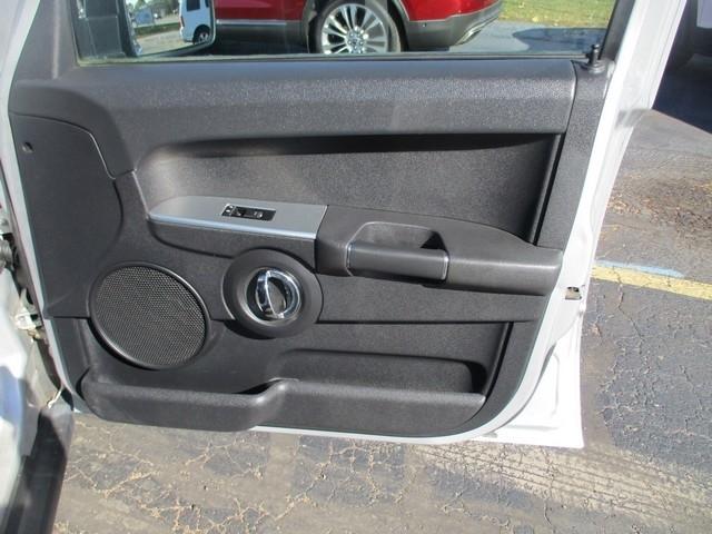 Jeep Commander Sport RWD 2010