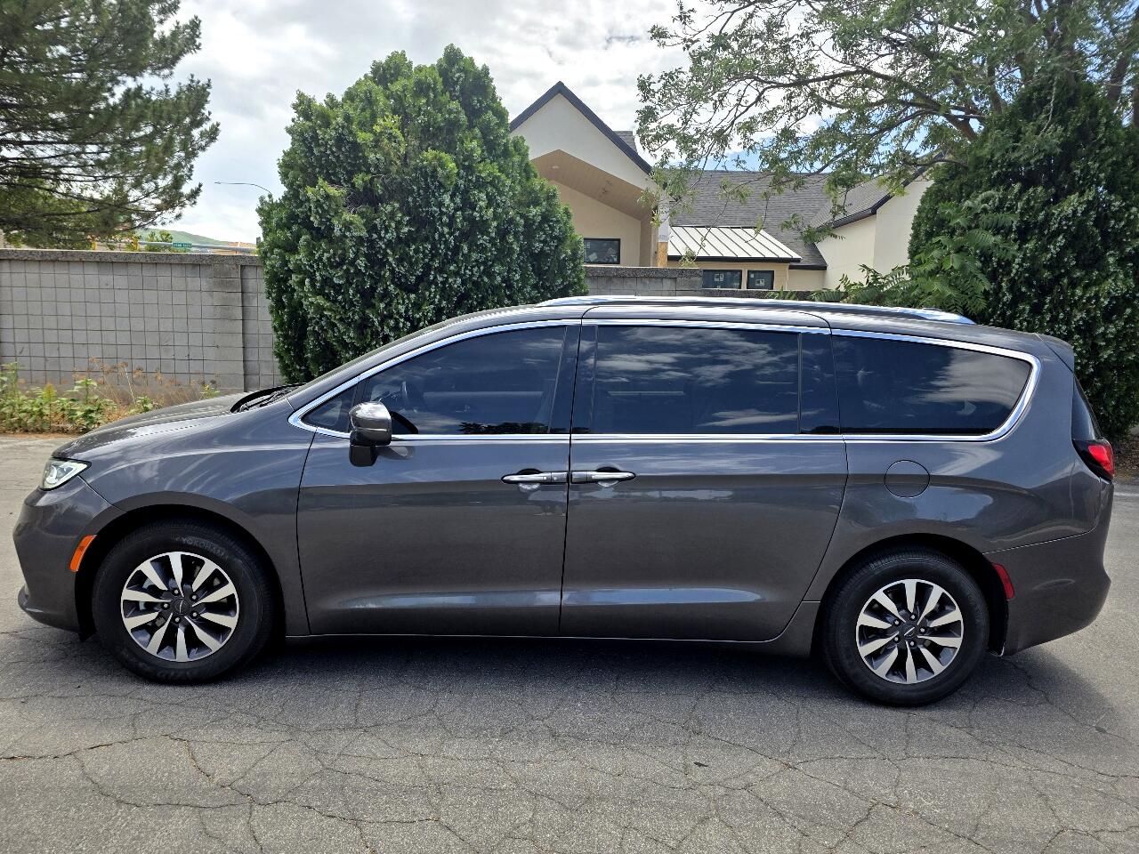 2021 Chrysler Pacifica Touring L photo 2