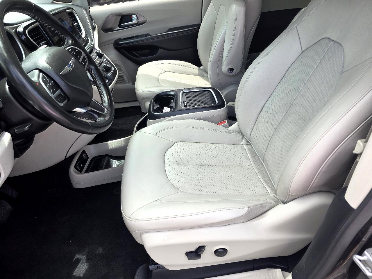 2021 Chrysler Pacifica Touring L photo 8