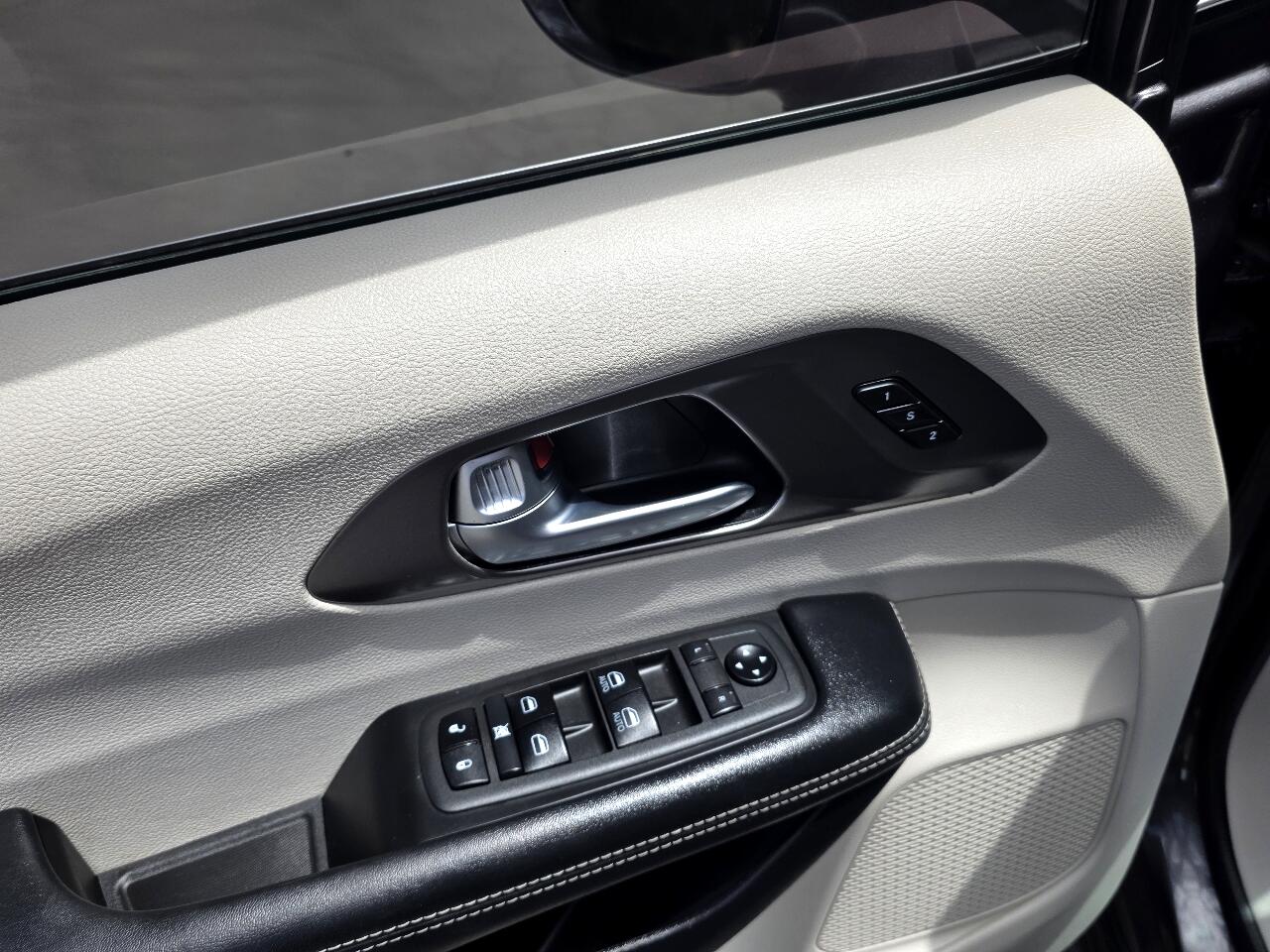 2021 Chrysler Pacifica Touring L photo 13