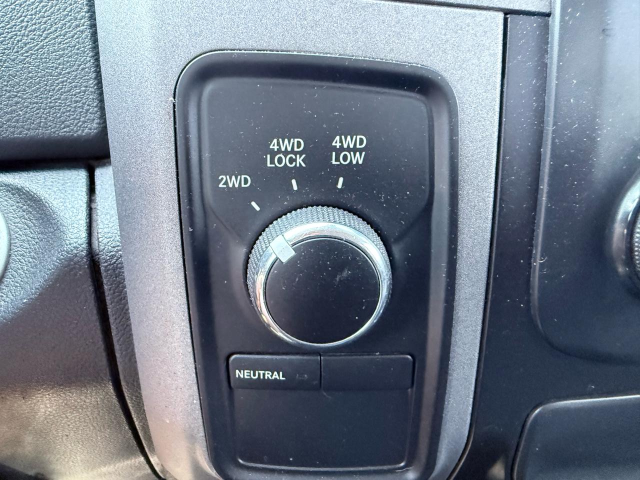 RAM 1500 4WD Quad Cab 140.5" Tradesman 2015