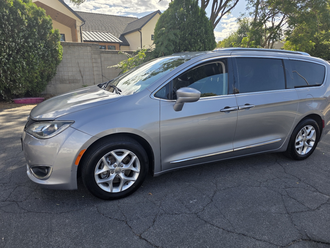 2020 Chrysler Pacifica Touring L photo 2