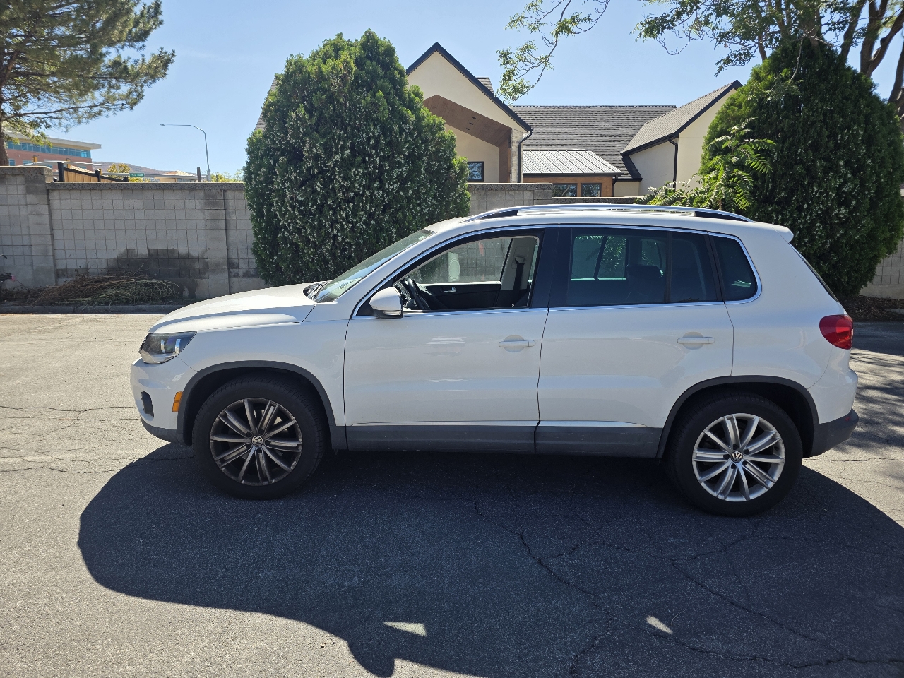 2012 Volkswagen Tiguan SEL Premium photo 2