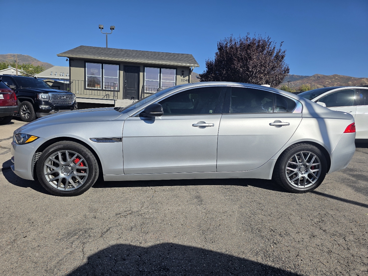 2017 Jaguar XE photo 2