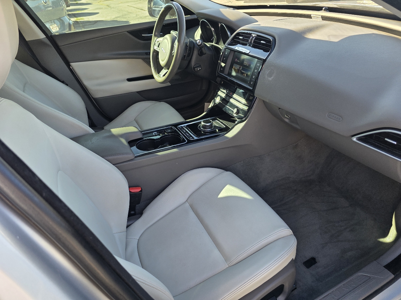 2017 Jaguar XE photo 9