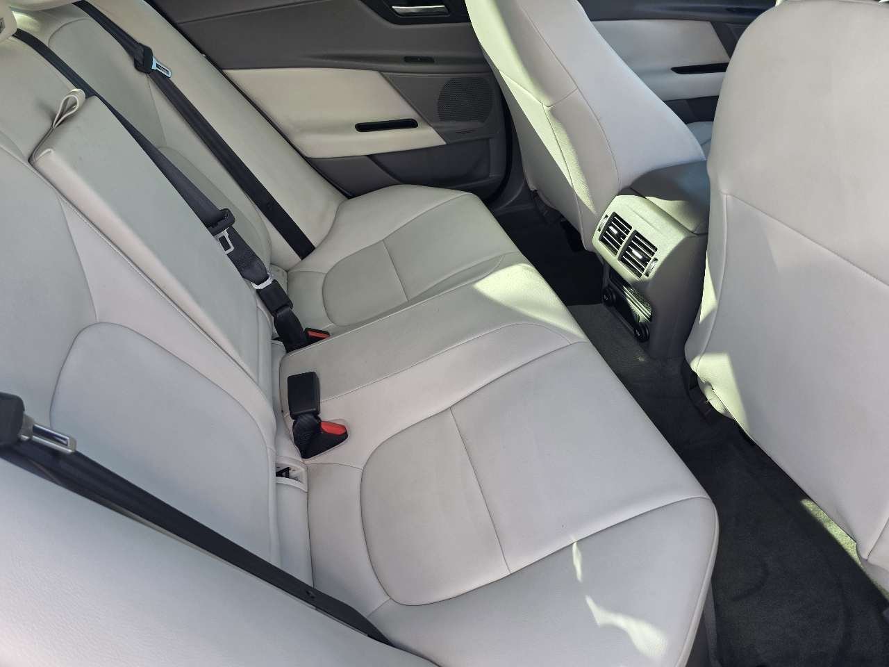 2017 Jaguar XE photo 10