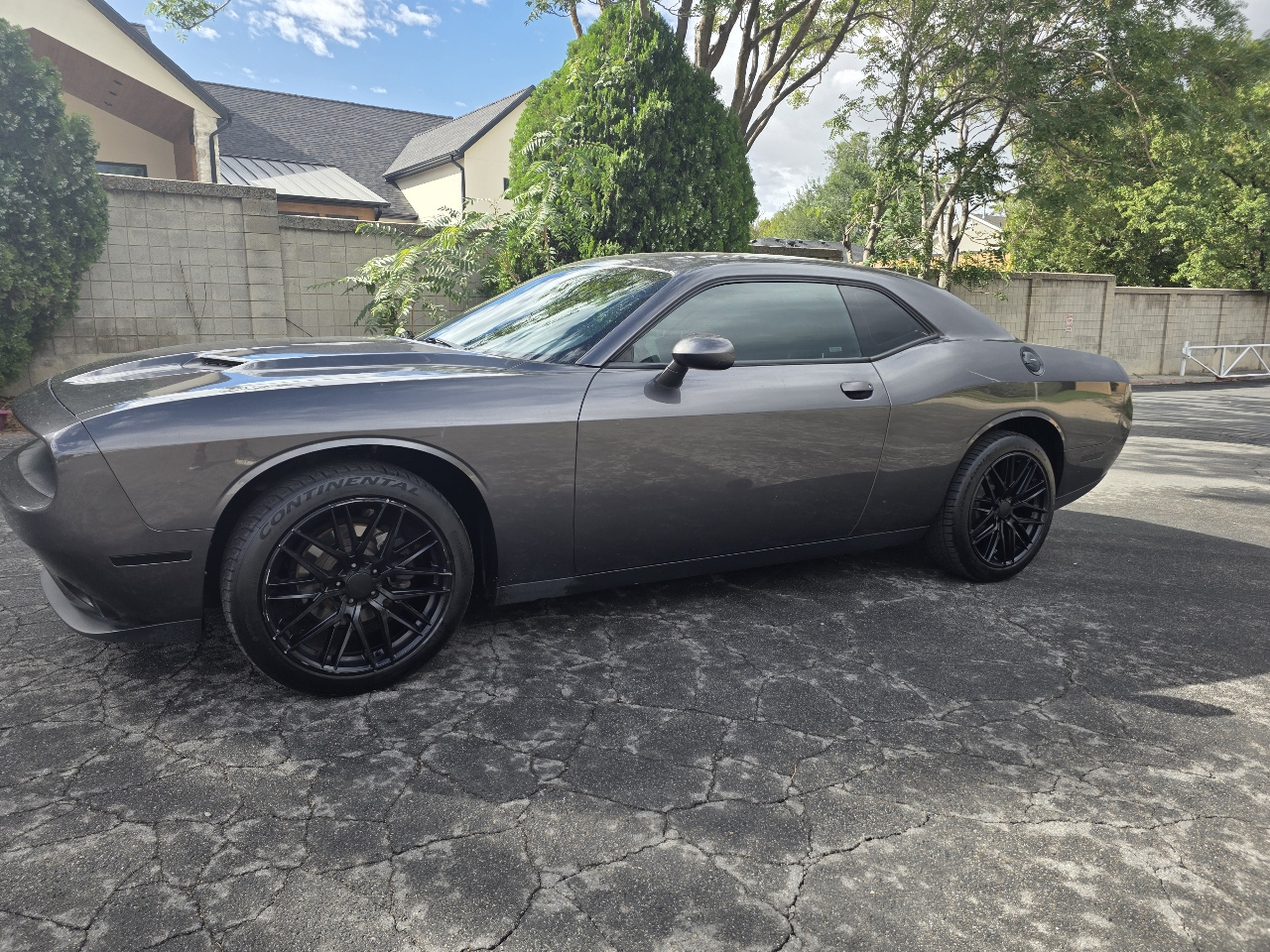 2016 Dodge Challenger SXT photo 2