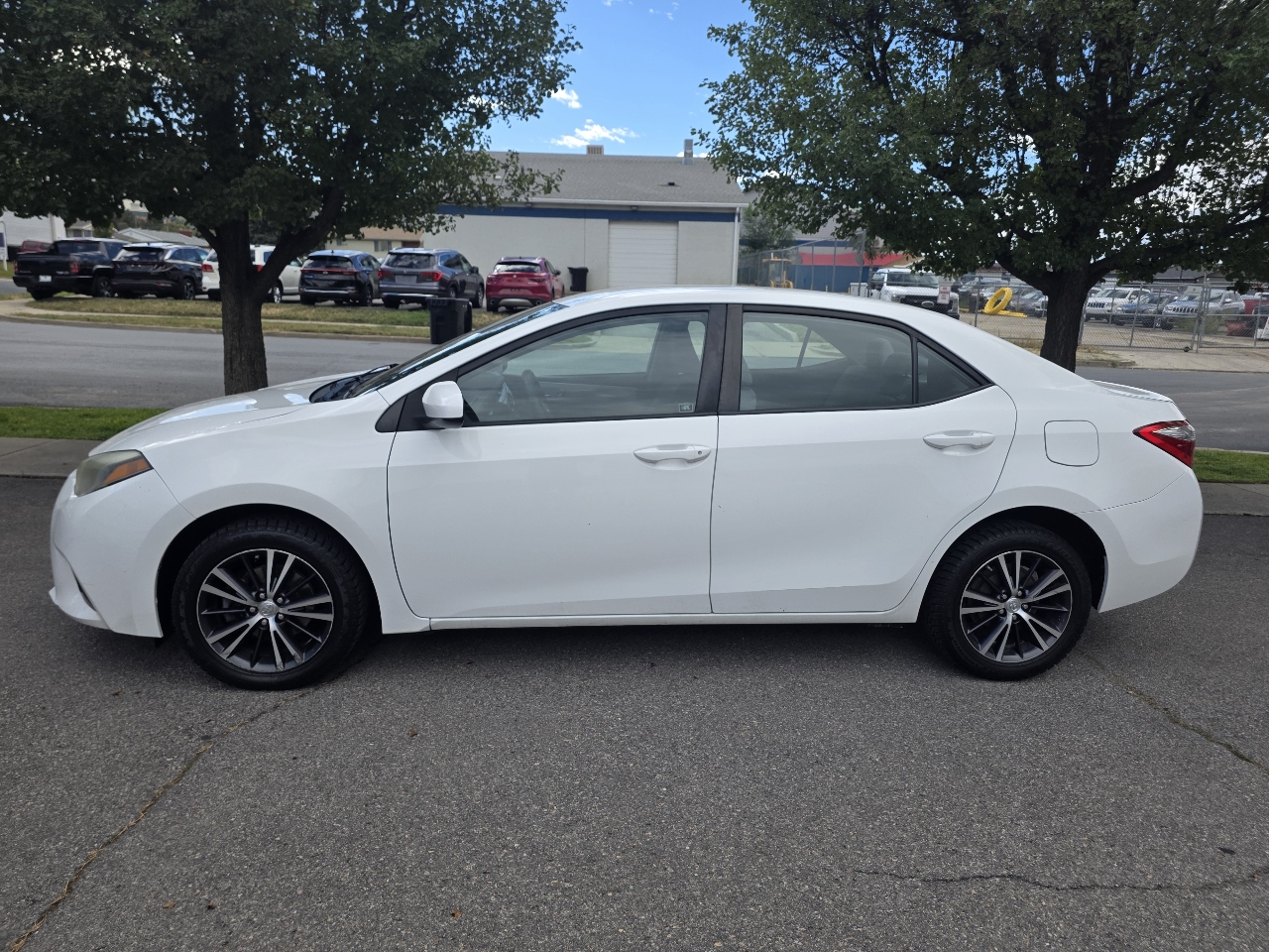 2016 Toyota Corolla LE photo 2