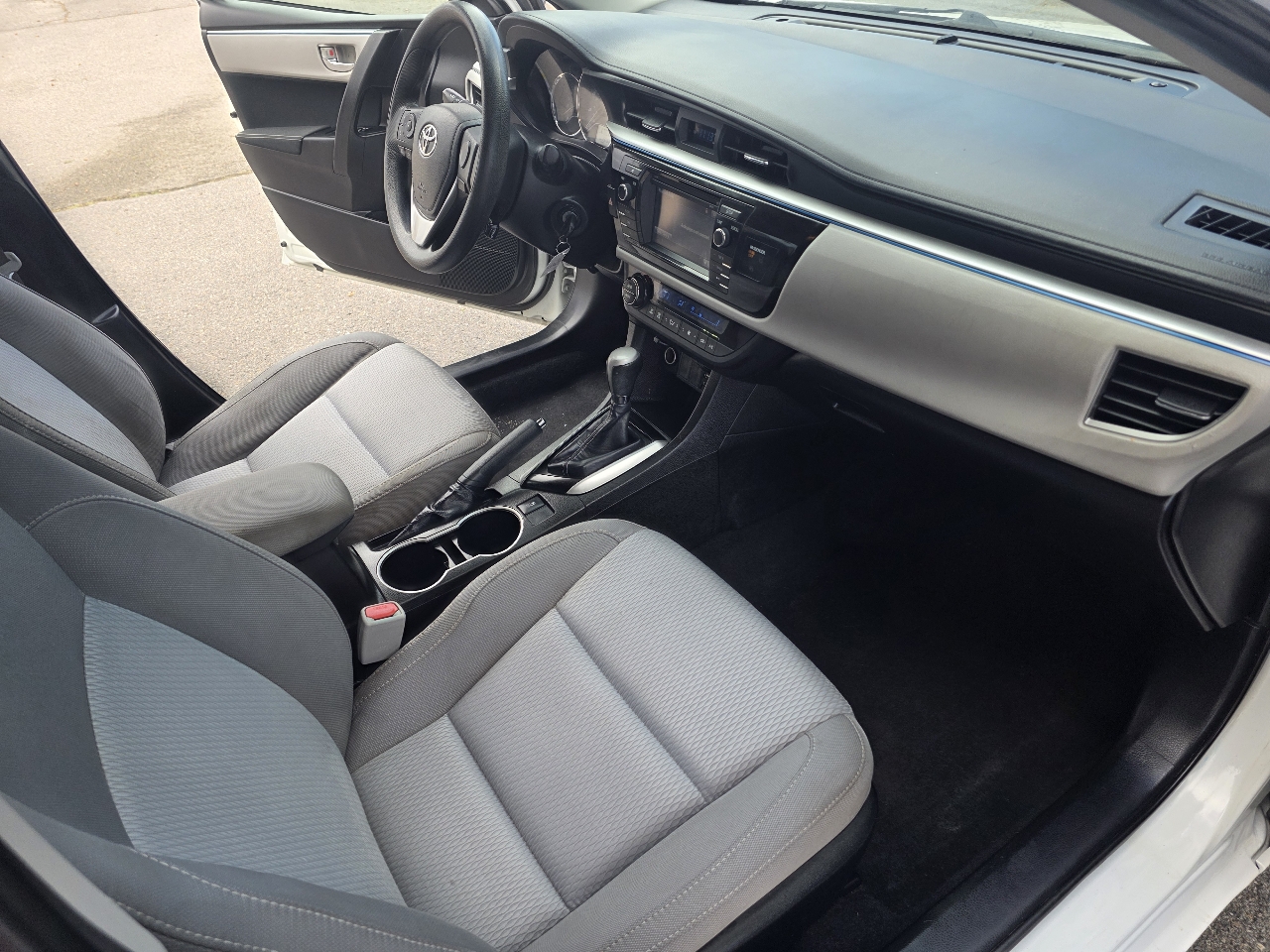 2016 Toyota Corolla LE photo 7