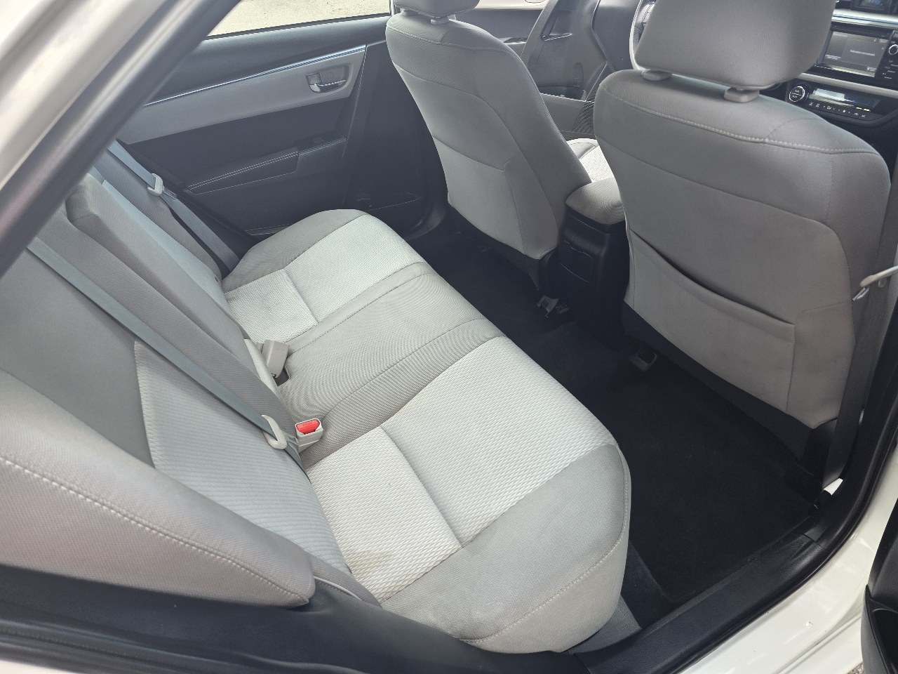 2016 Toyota Corolla LE photo 8