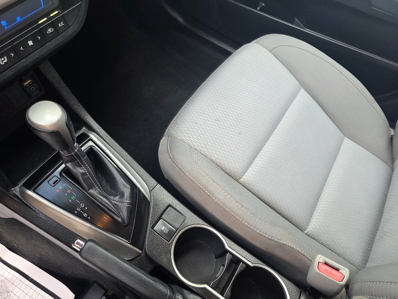 2016 Toyota Corolla LE photo 13