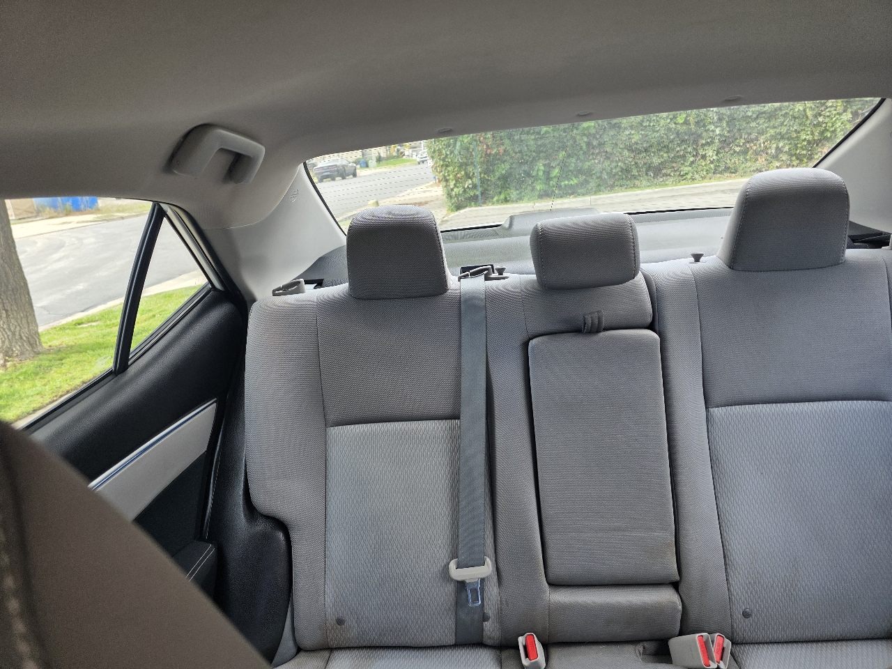 2016 Toyota Corolla LE photo 14