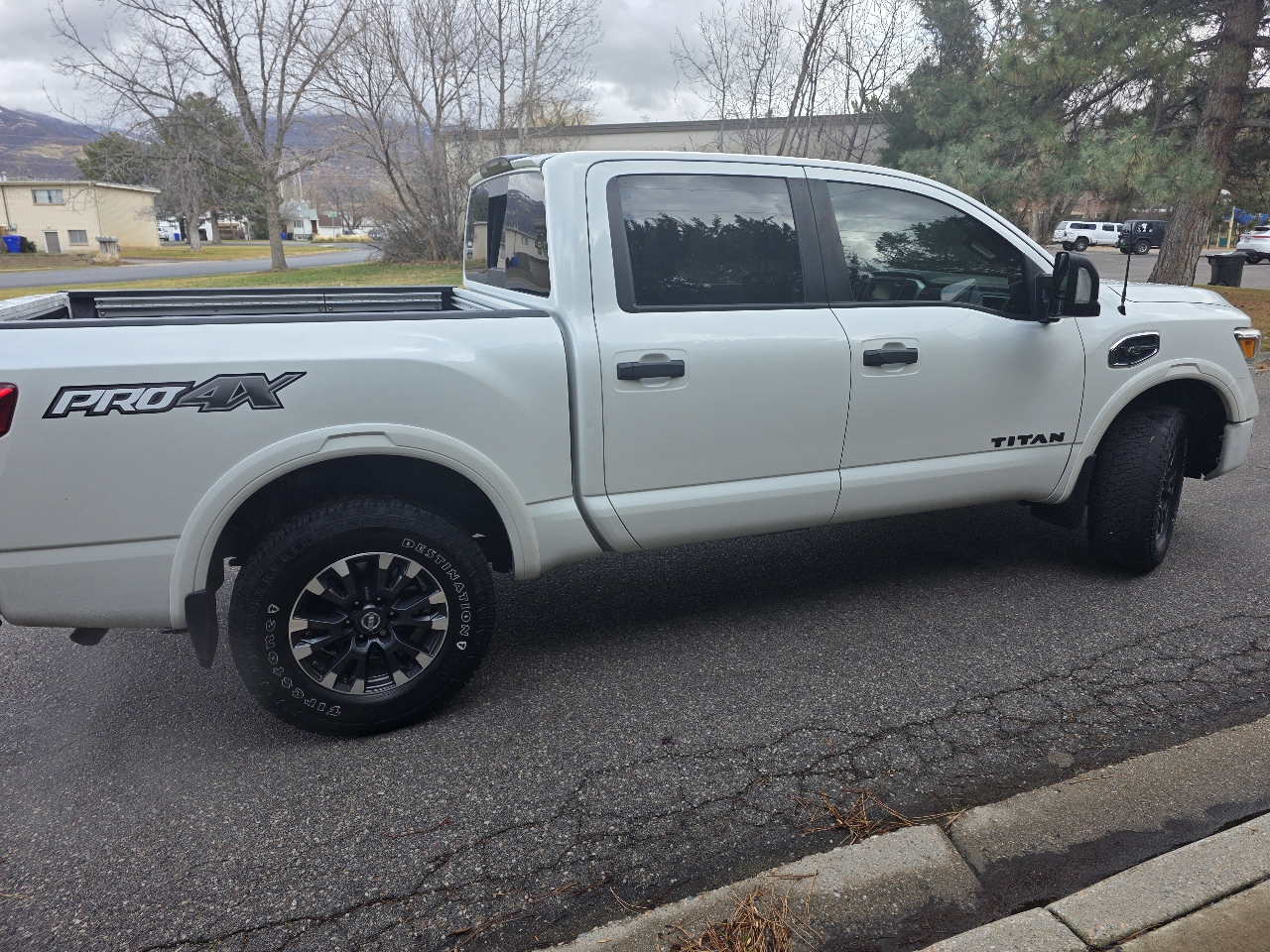 Nissan Titan 4x4 Crew Cab PRO-4X 2017