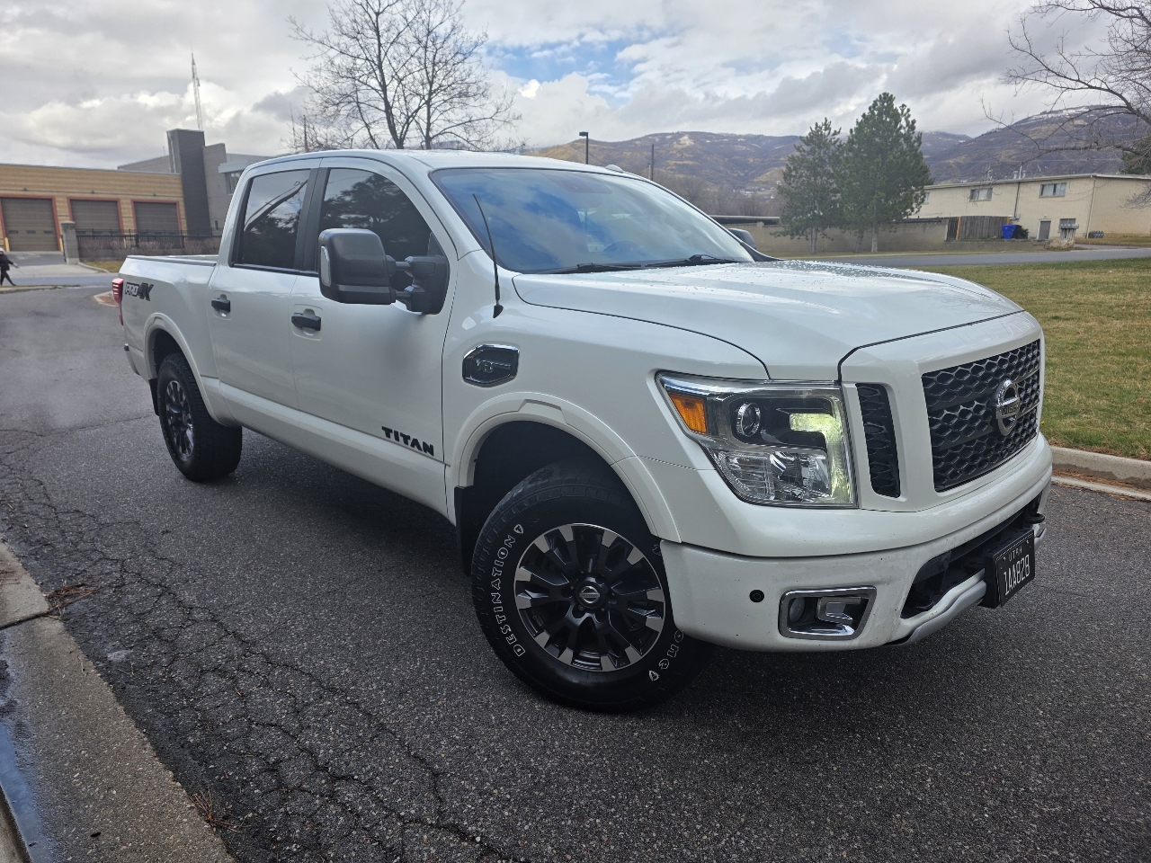 Nissan Titan 4x4 Crew Cab PRO-4X 2017