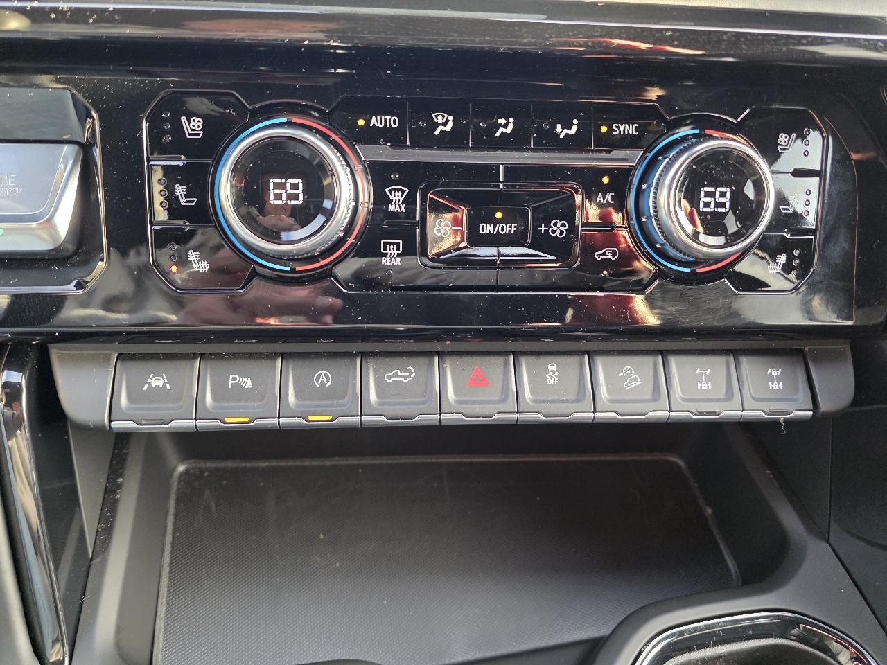 GMC Sierra 1500 4WD Crew Cab 147" AT4X 2025