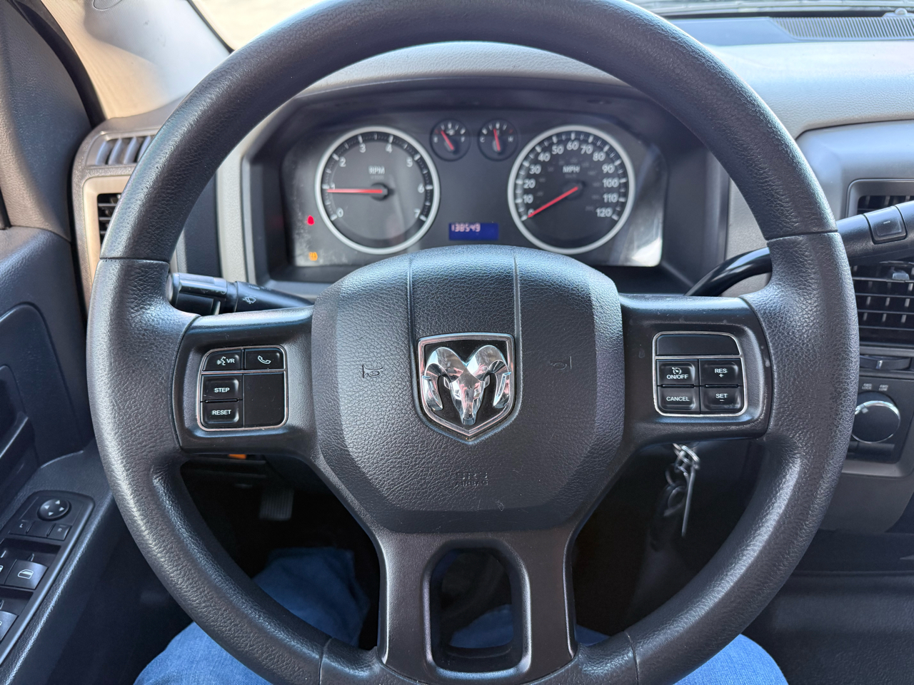 RAM 1500 4WD Crew Cab 140.5" ST 2012