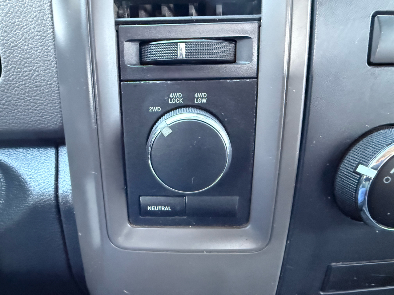 RAM 1500 4WD Crew Cab 140.5" ST 2012