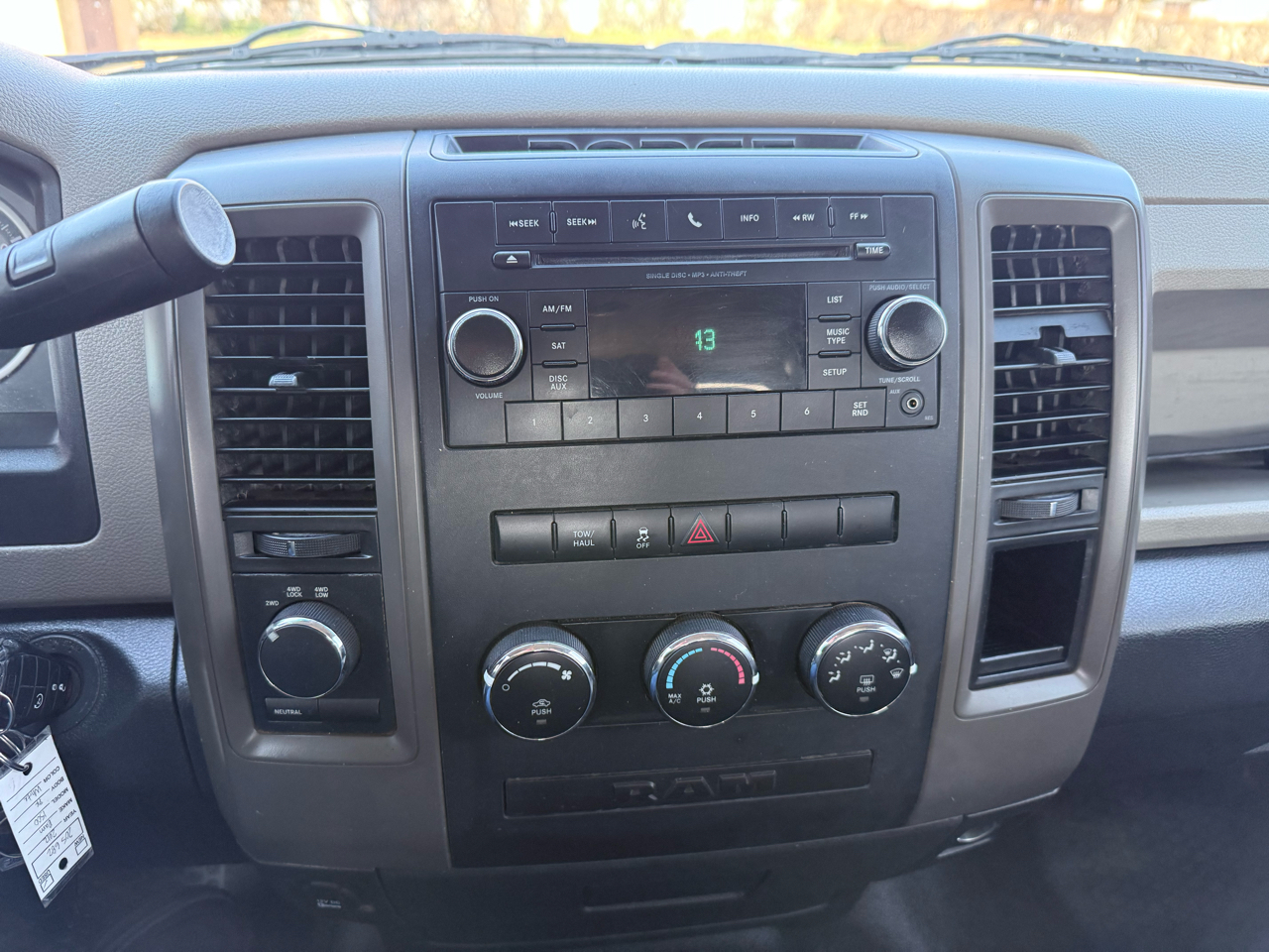 RAM 1500 4WD Crew Cab 140.5" ST 2012