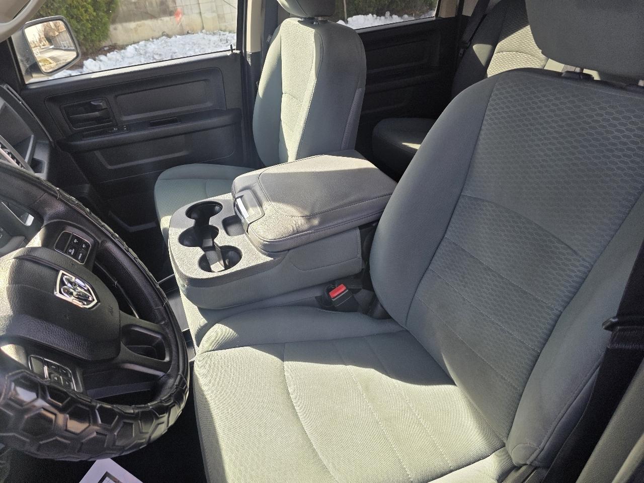 RAM 1500 4WD Crew Cab 140.5" ST 2016