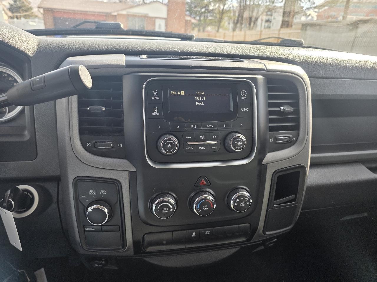 RAM 1500 4WD Crew Cab 140.5" ST 2016