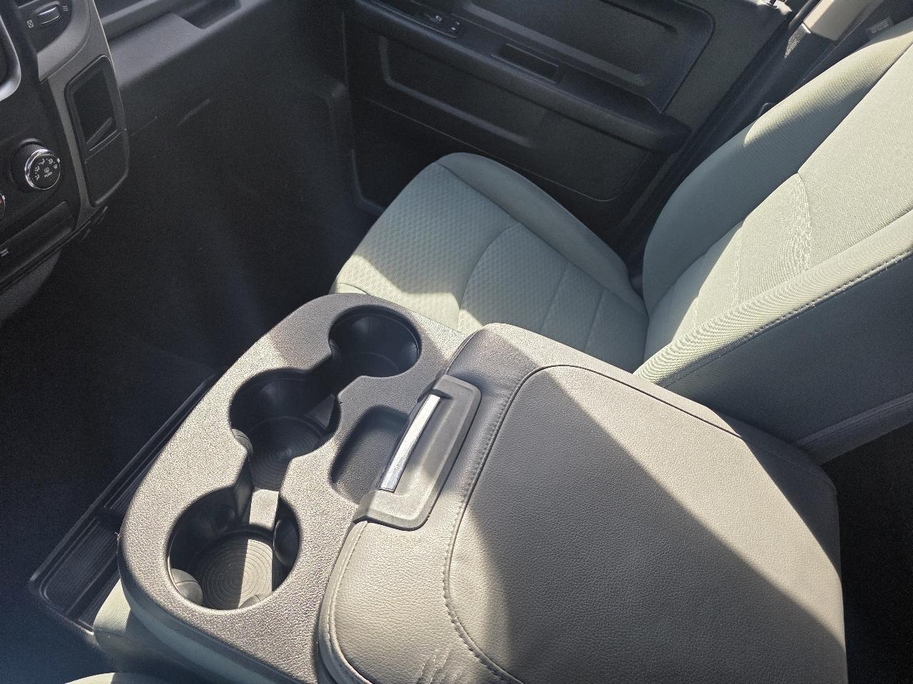 RAM 1500 4WD Crew Cab 140.5" ST 2016