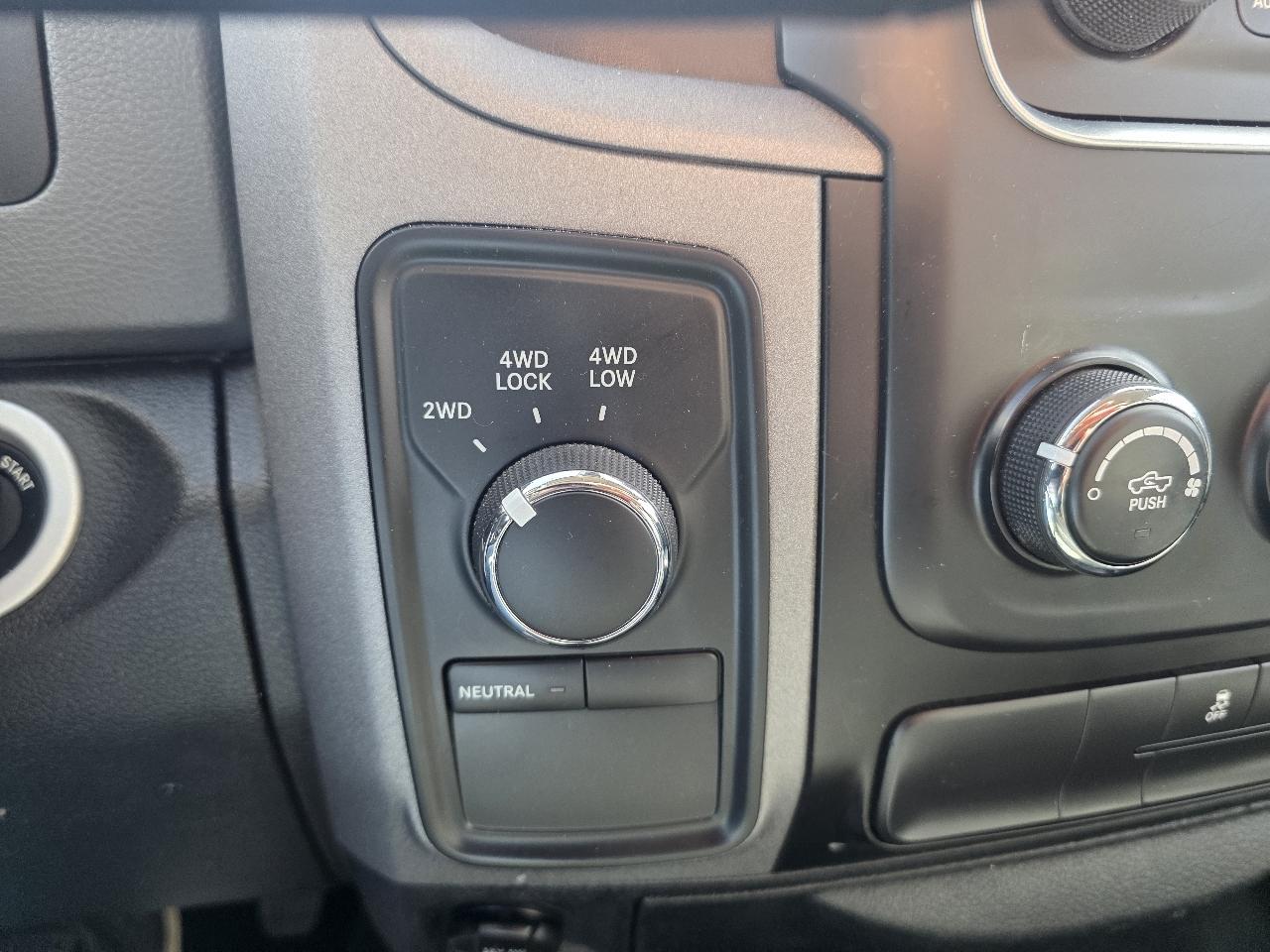 RAM 1500 4WD Crew Cab 140.5" ST 2016