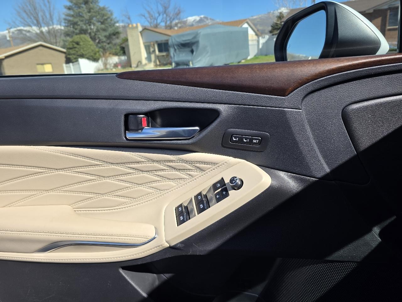 Toyota Avalon Hybrid Limited (Natl) 2020