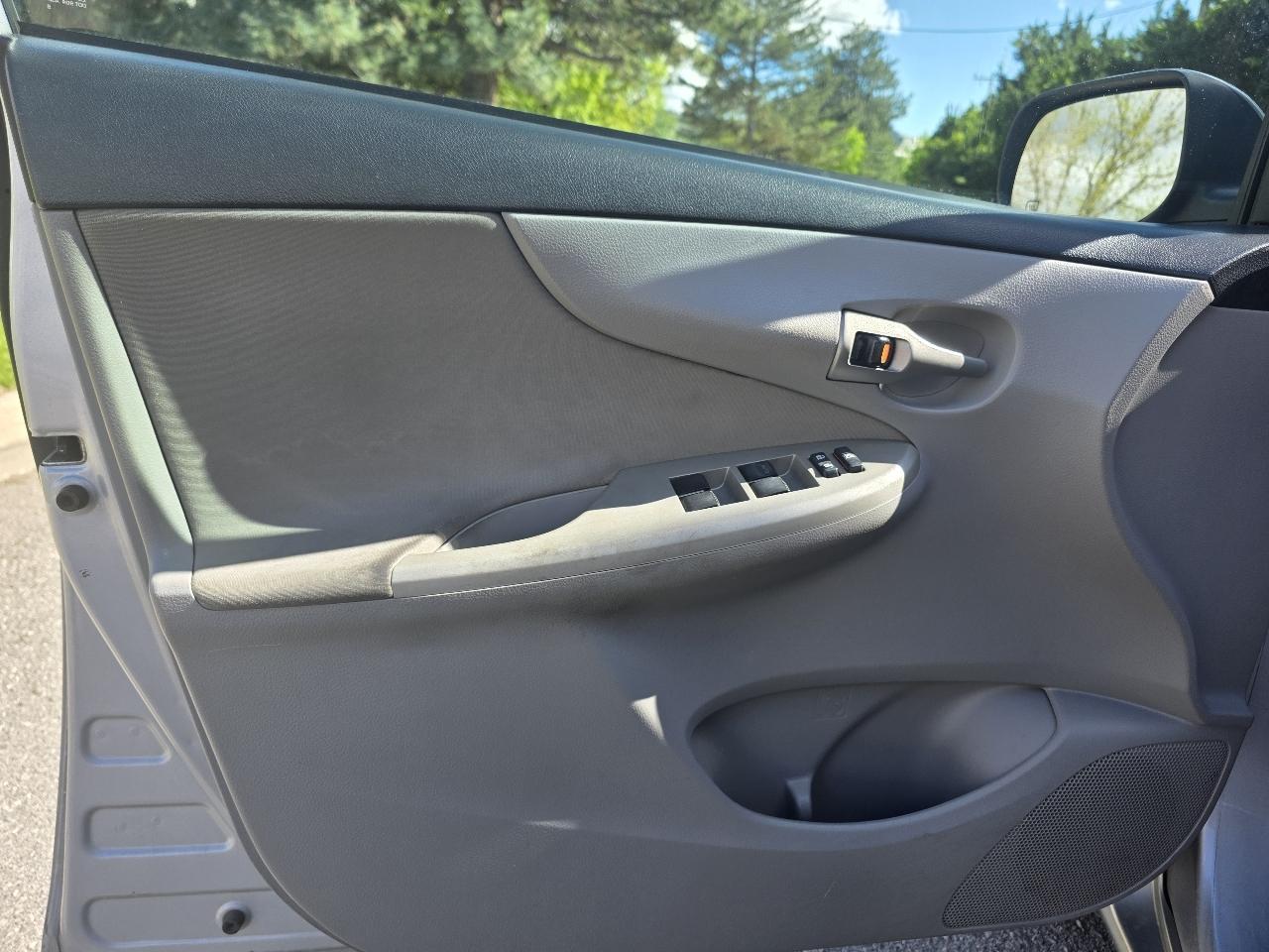 Toyota Corolla 4dr Sdn Auto LE (Natl) 2011