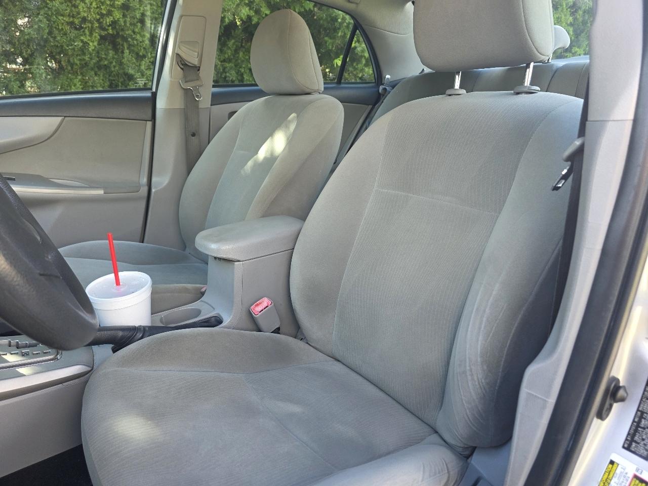 Toyota Corolla 4dr Sdn Auto LE (Natl) 2011