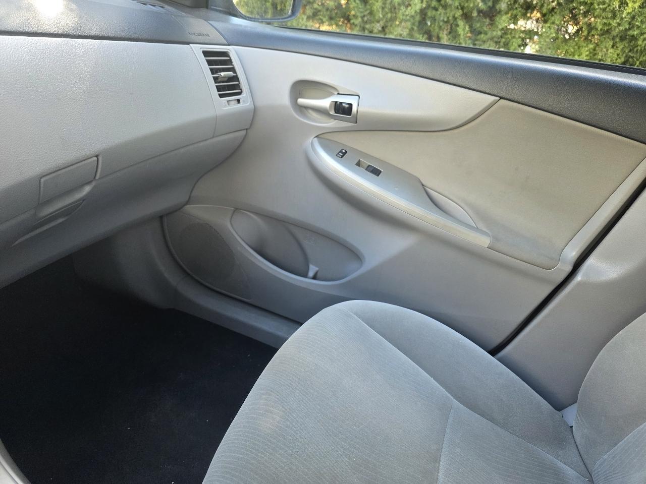 Toyota Corolla 4dr Sdn Auto LE (Natl) 2011