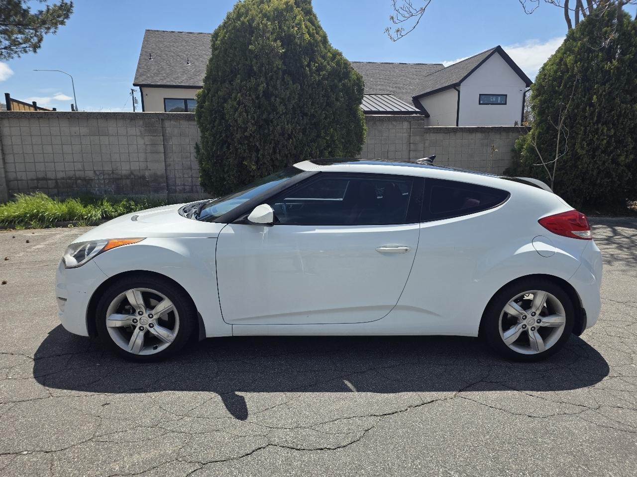 Hyundai Veloster 3dr Cpe Auto w/Red Int 2014