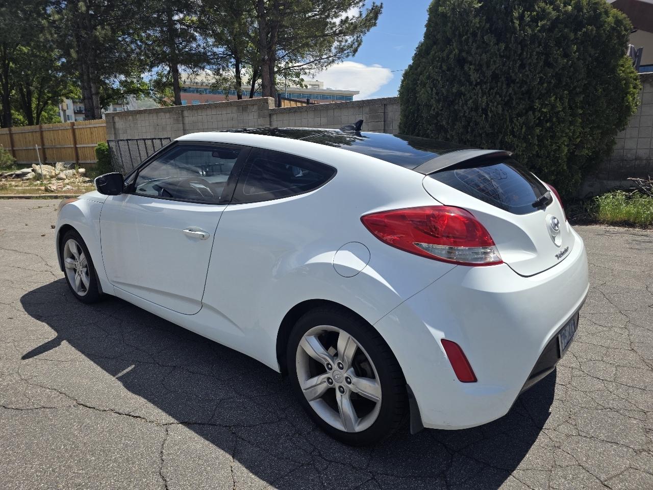 Hyundai Veloster 3dr Cpe Auto w/Red Int 2014