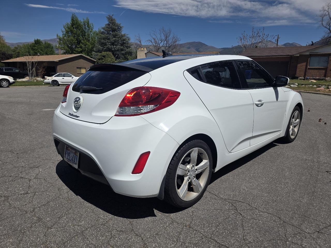 Hyundai Veloster 3dr Cpe Auto w/Red Int 2014