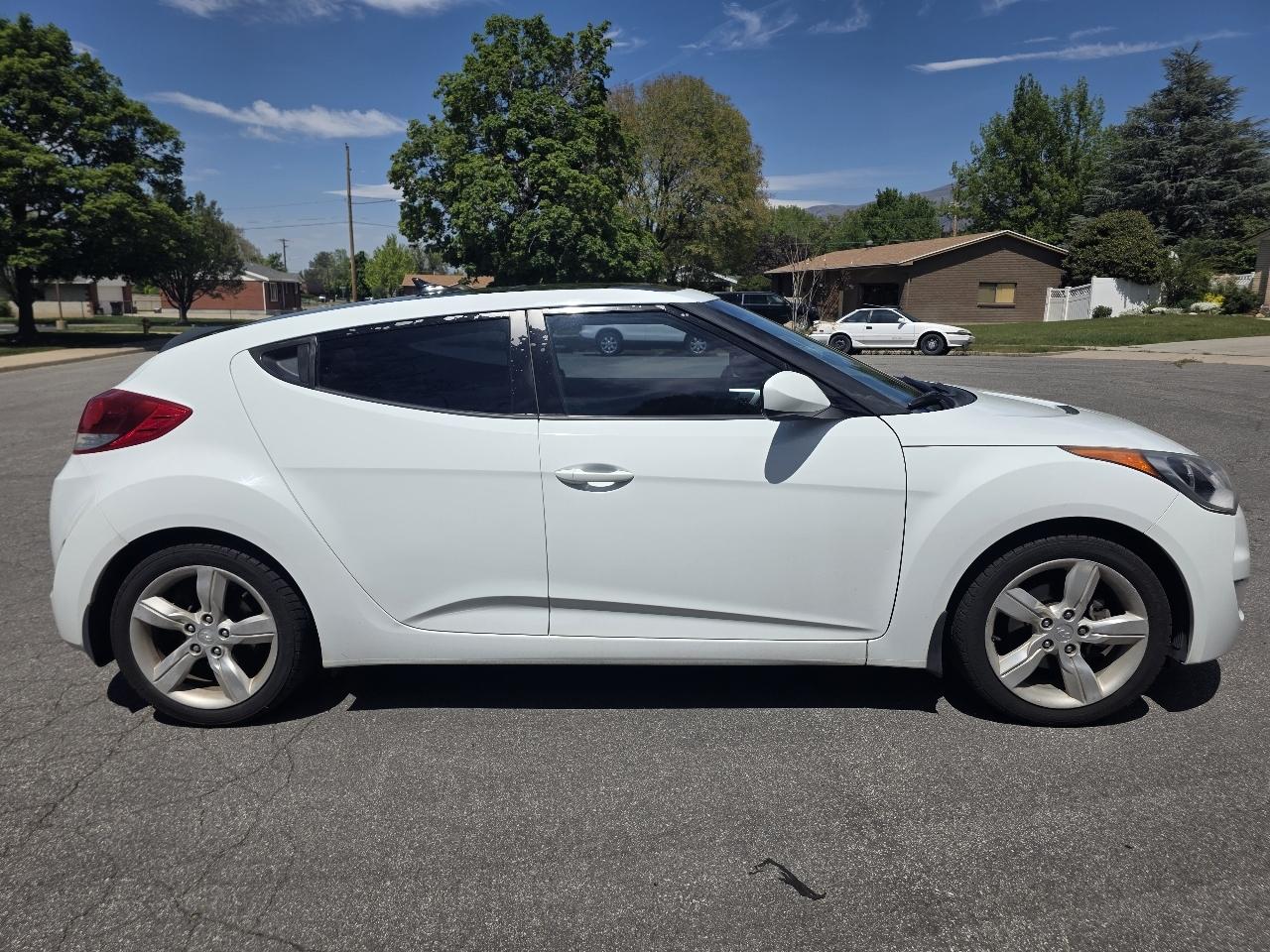 Hyundai Veloster 3dr Cpe Auto w/Red Int 2014