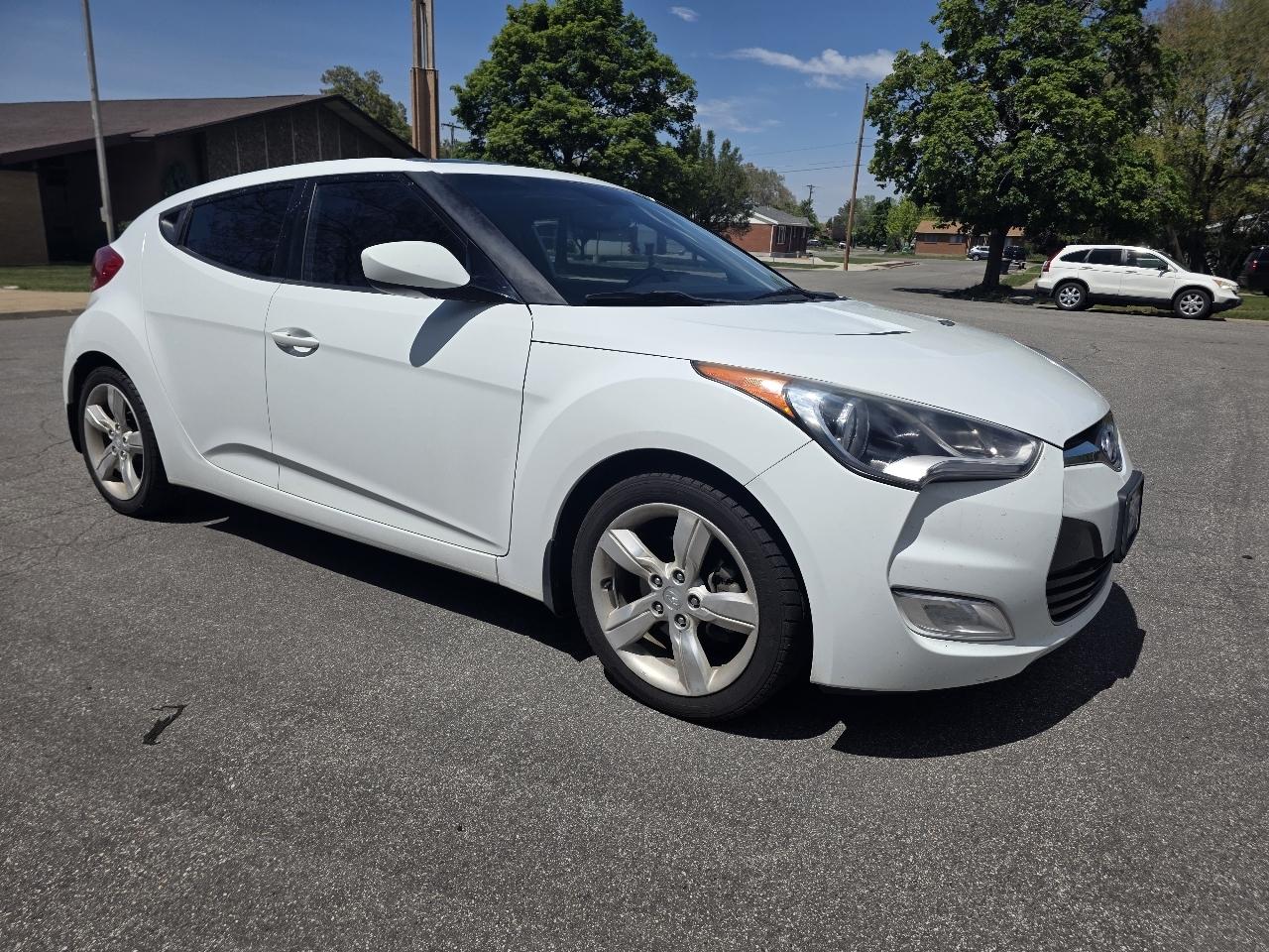 Hyundai Veloster 3dr Cpe Auto w/Red Int 2014