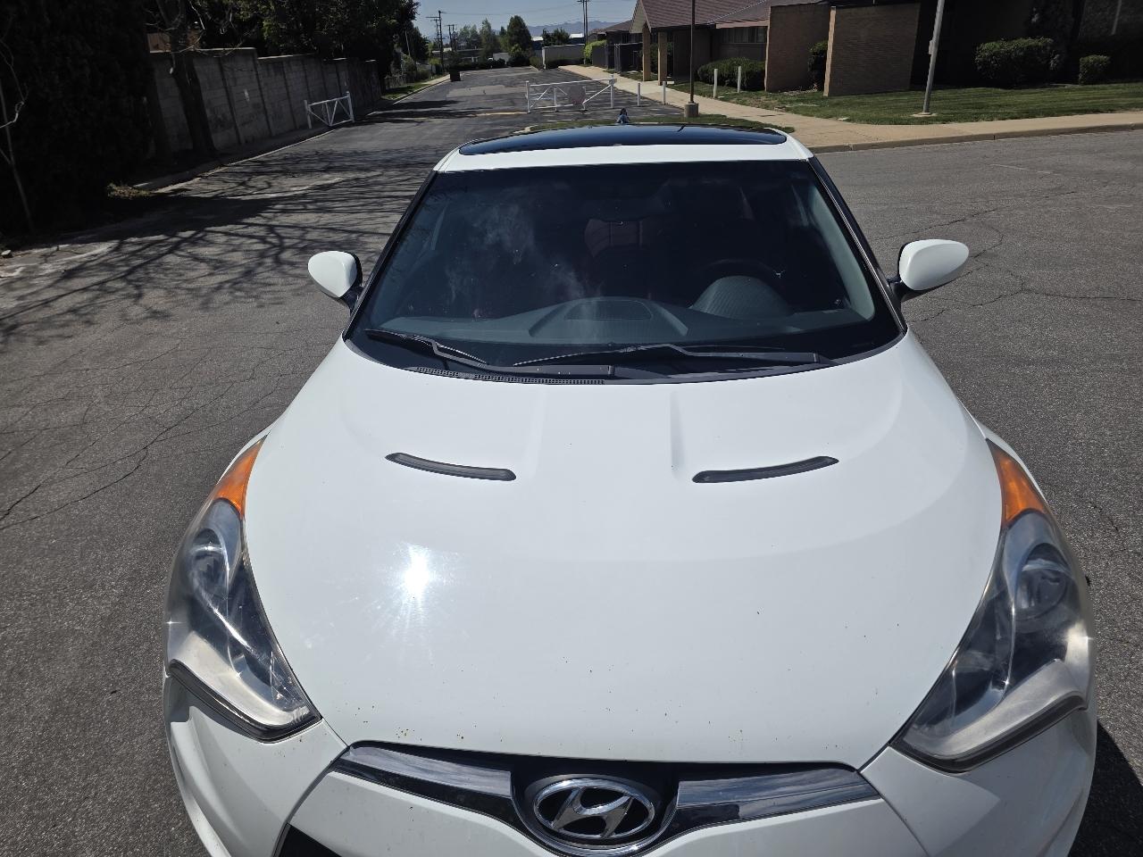 Hyundai Veloster 3dr Cpe Auto w/Red Int 2014