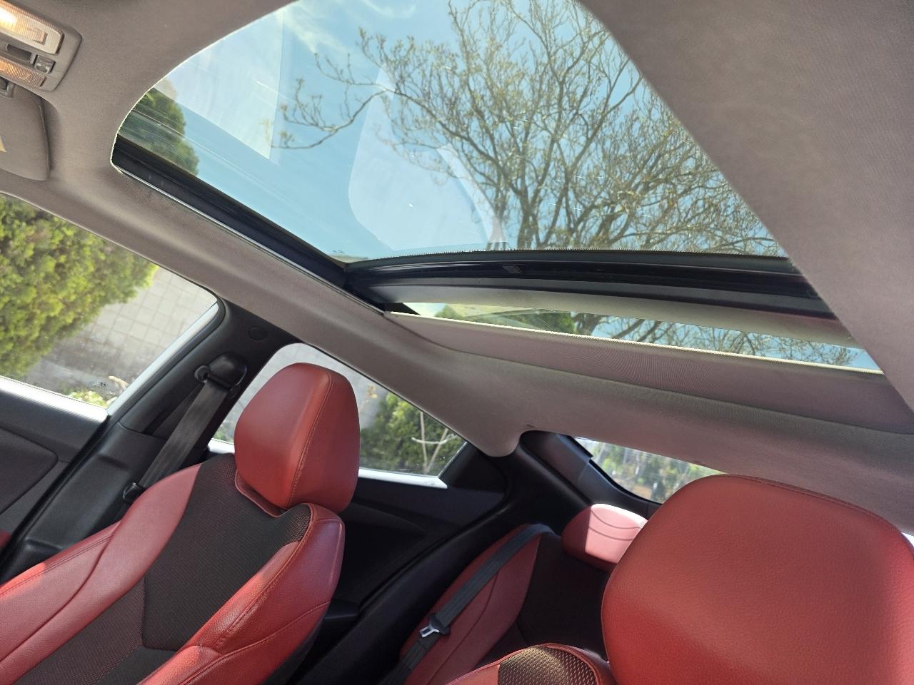 Hyundai Veloster 3dr Cpe Auto w/Red Int 2014