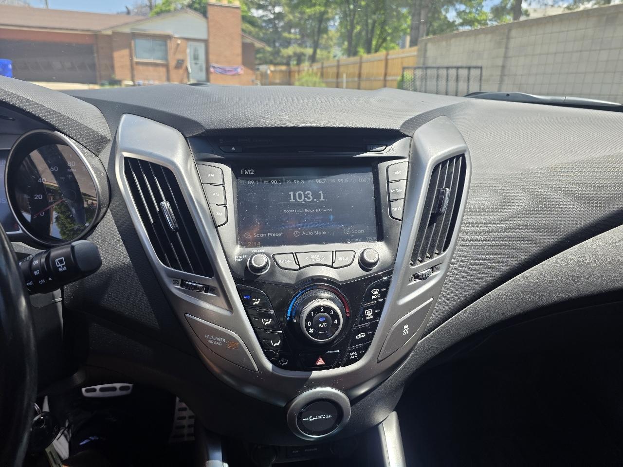 Hyundai Veloster 3dr Cpe Auto w/Red Int 2014