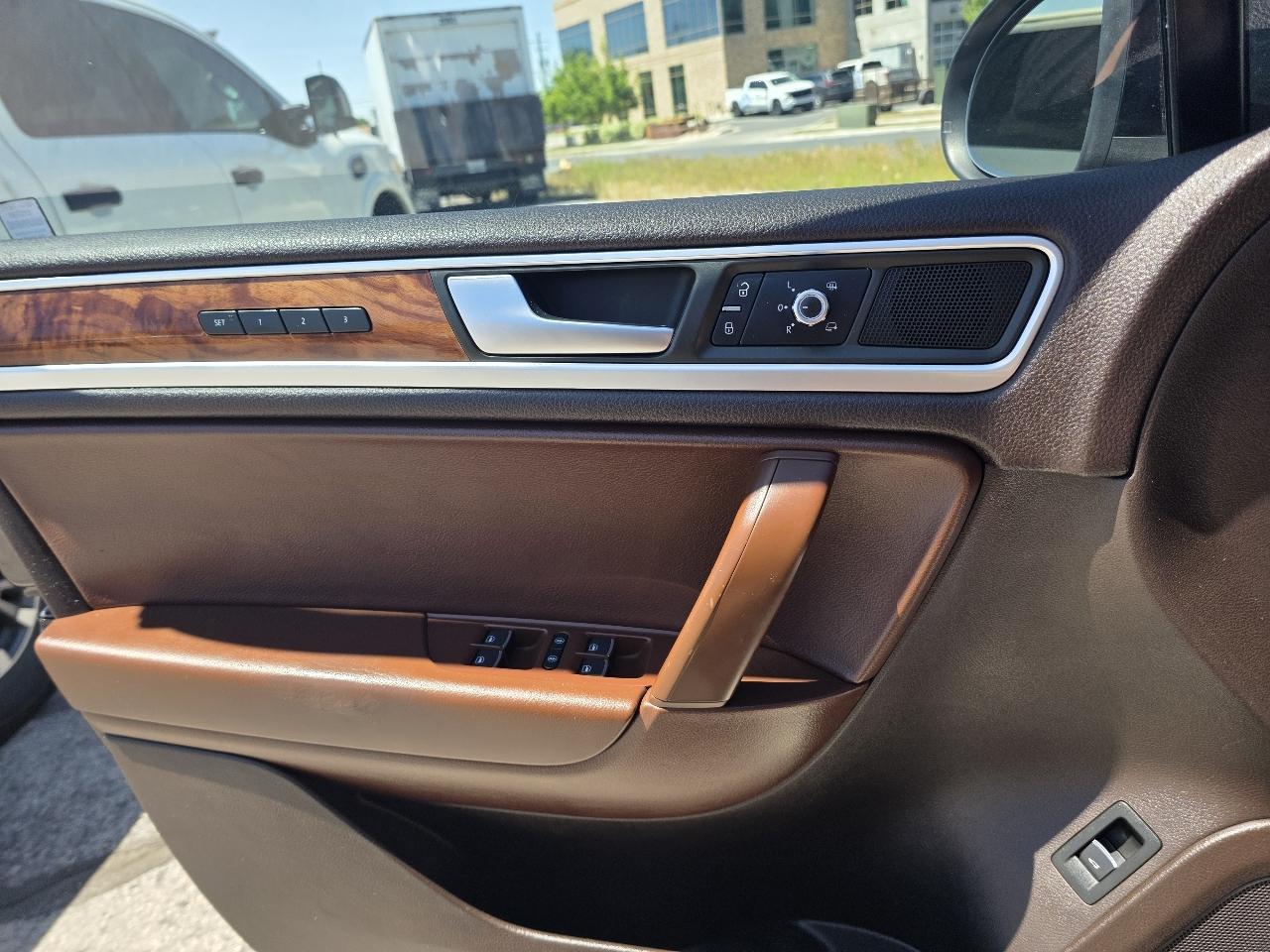 Volkswagen Touareg 4dr TDI Sport w/Nav 2012