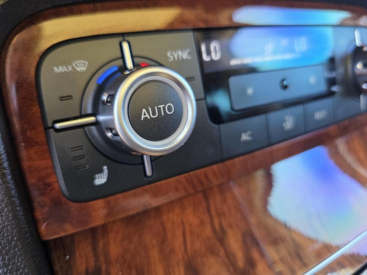 Volkswagen Touareg 4dr TDI Sport w/Nav 2012