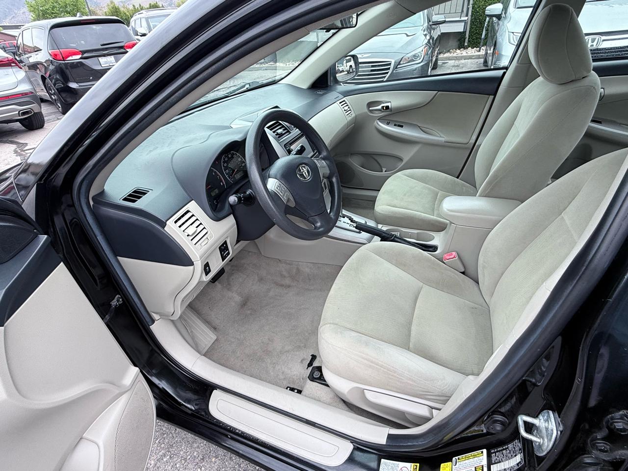 Toyota Corolla 4dr Sdn Auto LE (Natl) 2012