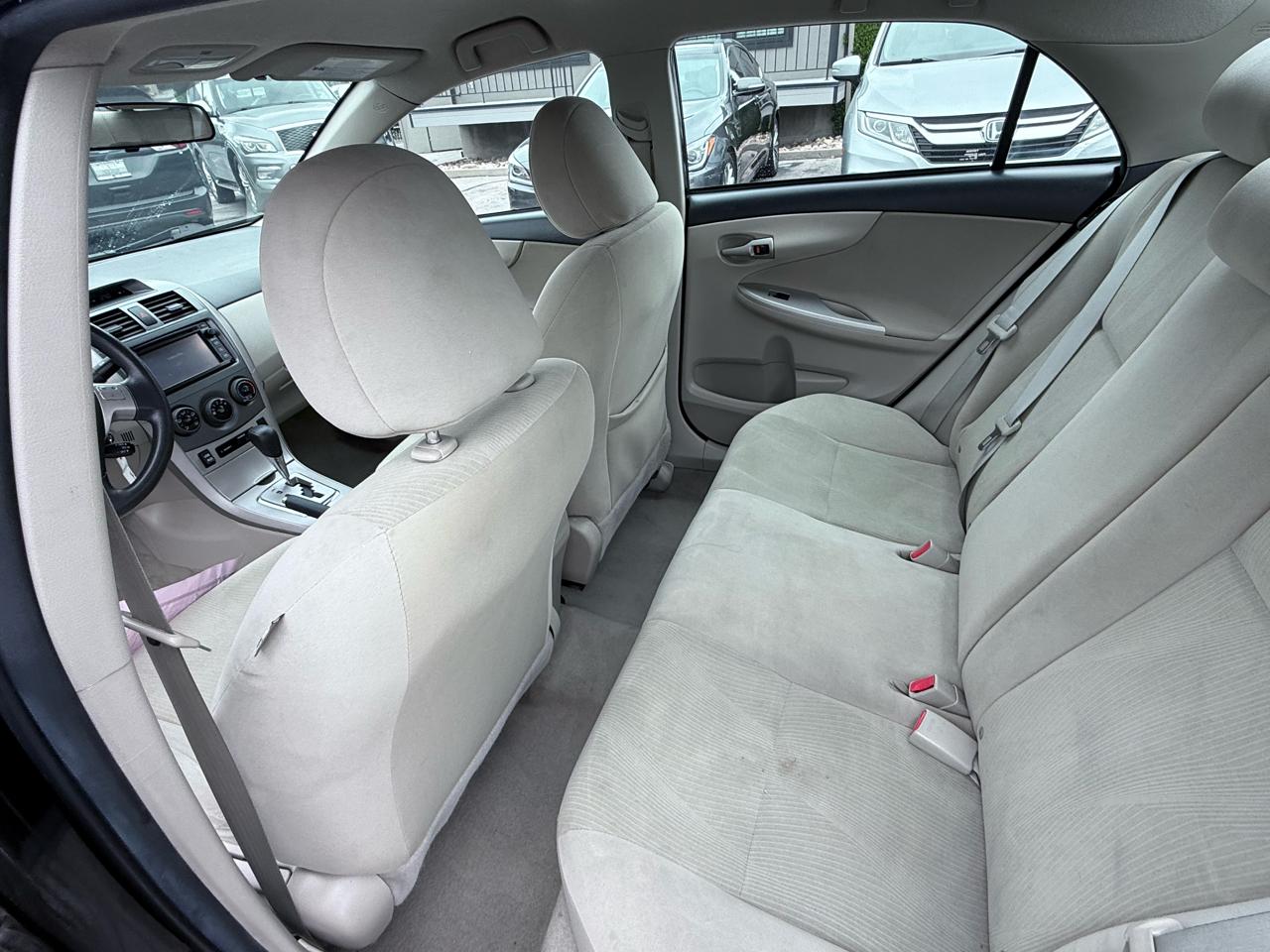 Toyota Corolla 4dr Sdn Auto LE (Natl) 2012