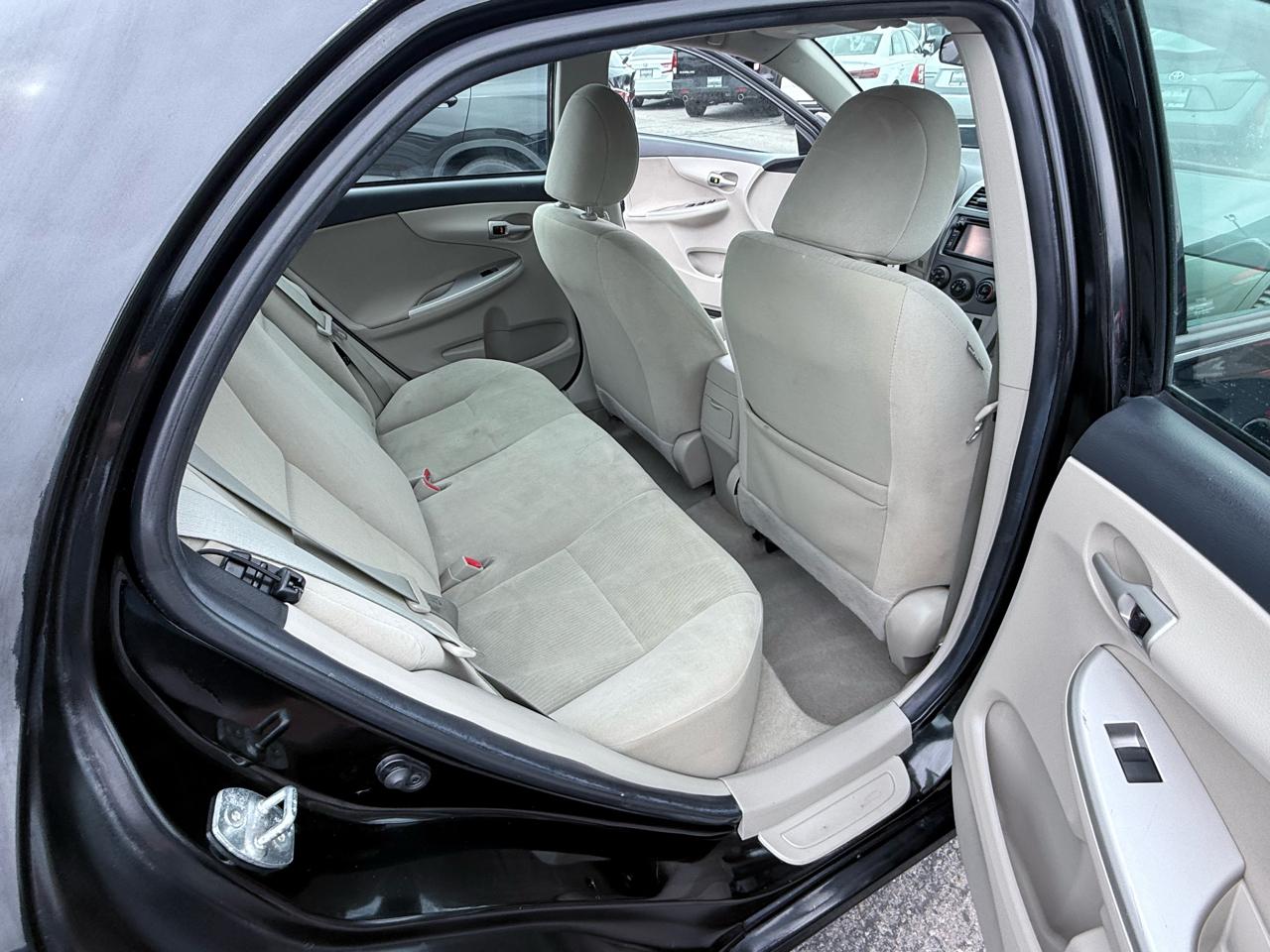 Toyota Corolla 4dr Sdn Auto LE (Natl) 2012