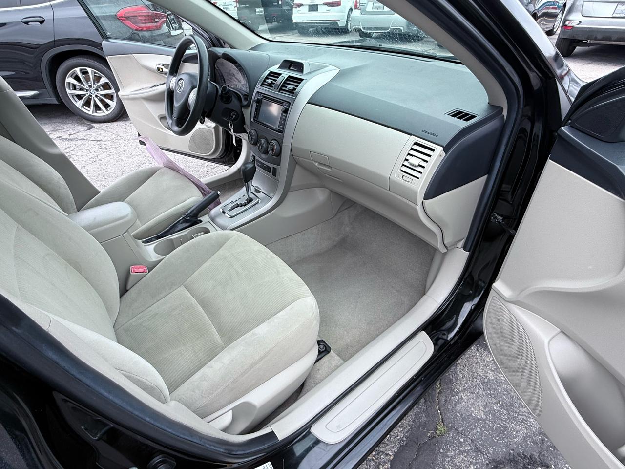 Toyota Corolla 4dr Sdn Auto LE (Natl) 2012