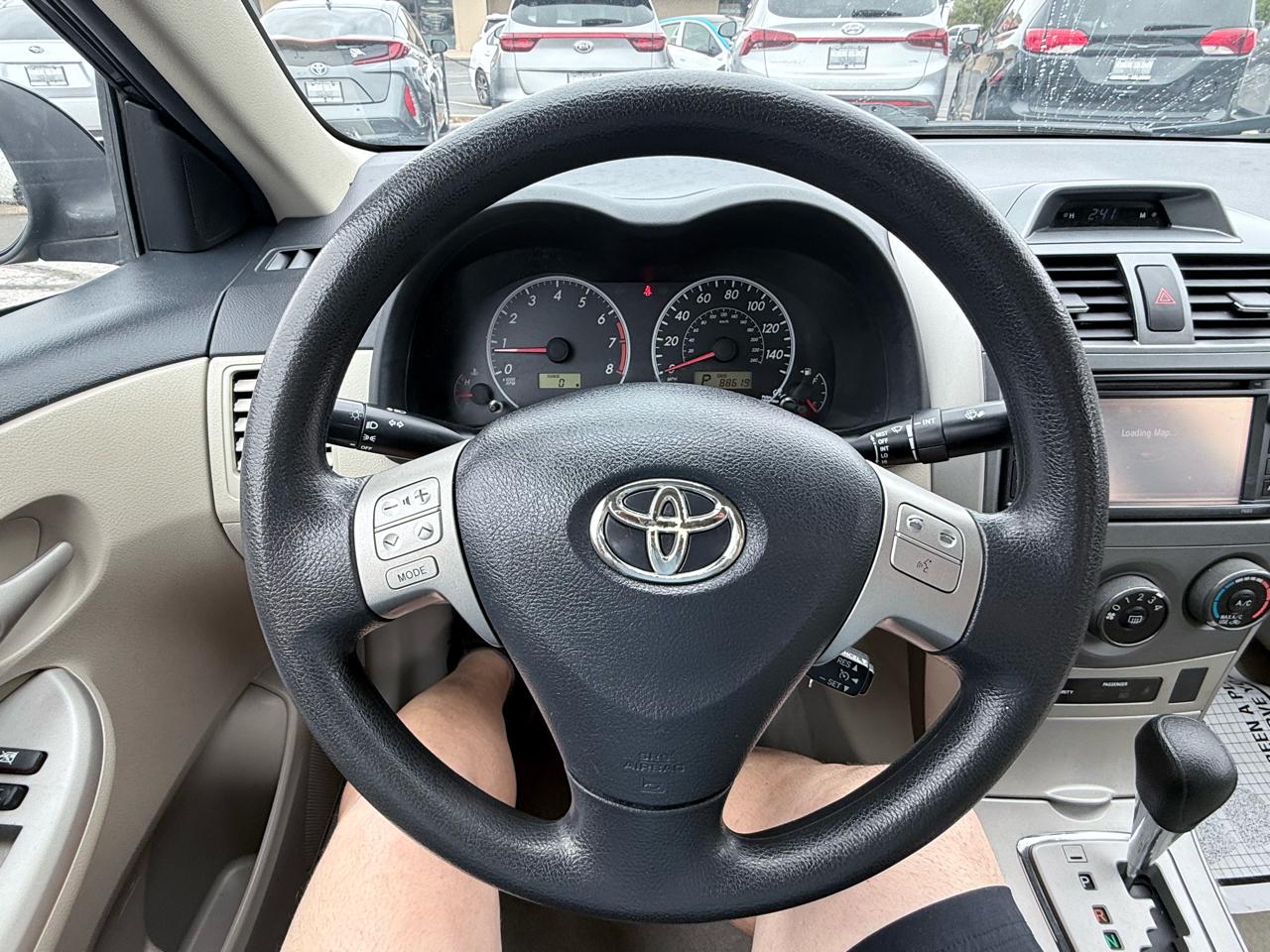Toyota Corolla 4dr Sdn Auto LE (Natl) 2012