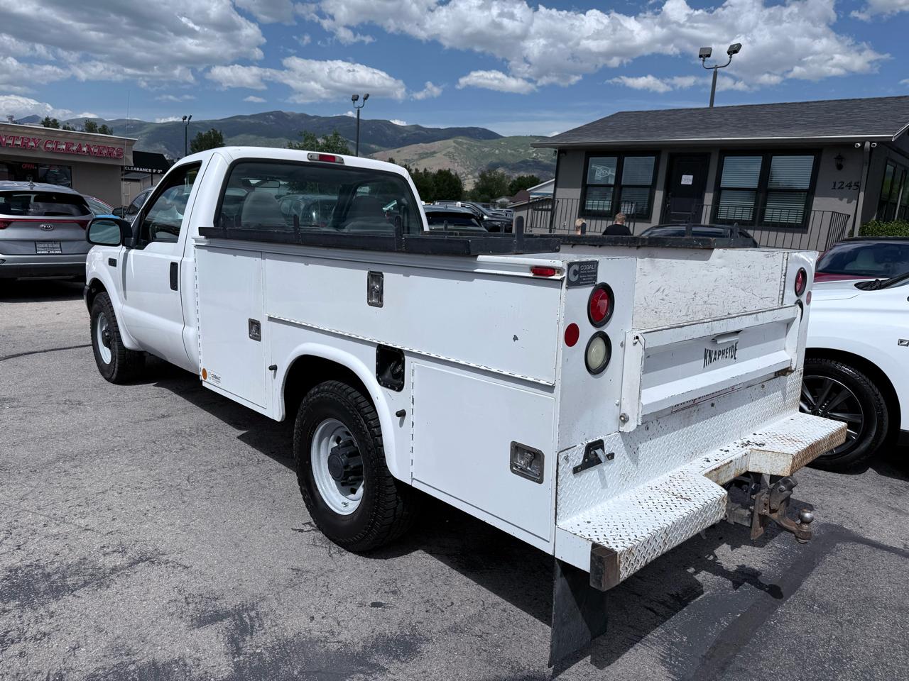 Ford Super Duty F-350 SRW Reg Cab 141" WB 60" CA XLT 2004
