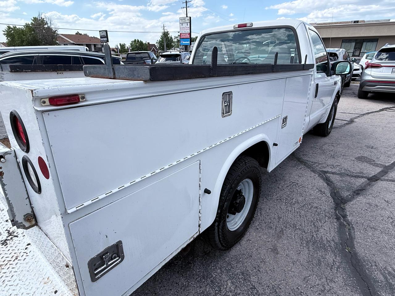 Ford Super Duty F-350 SRW Reg Cab 141" WB 60" CA XLT 2004