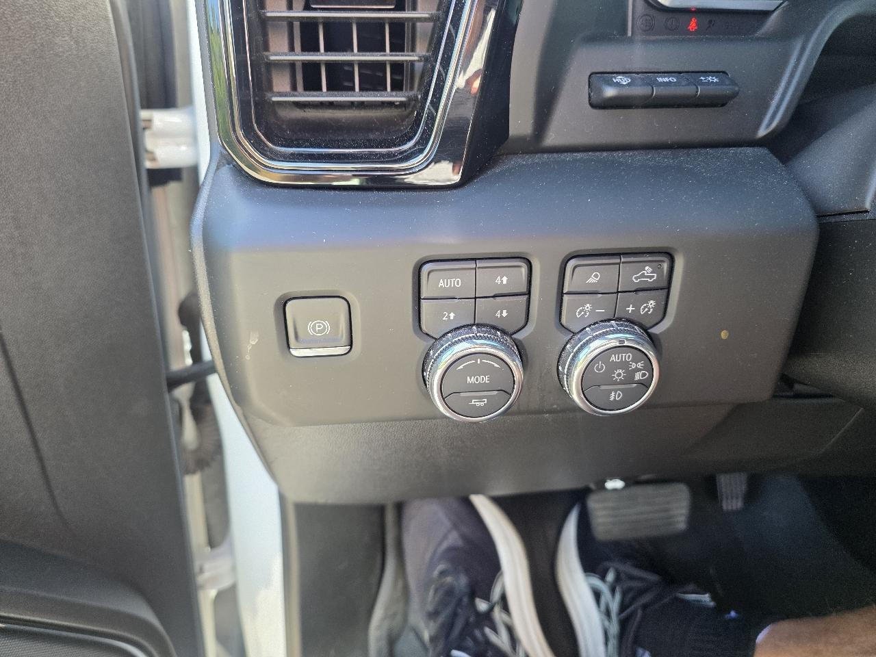 GMC Sierra 1500 4WD Crew Cab 147" AT4 2023