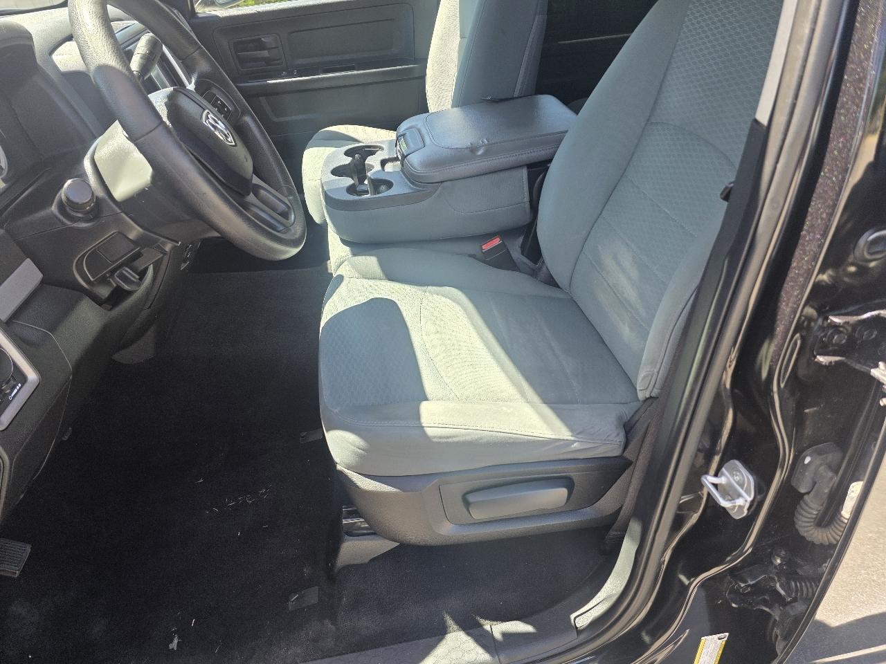 RAM 1500 4WD Quad Cab 140.5" ST 2015