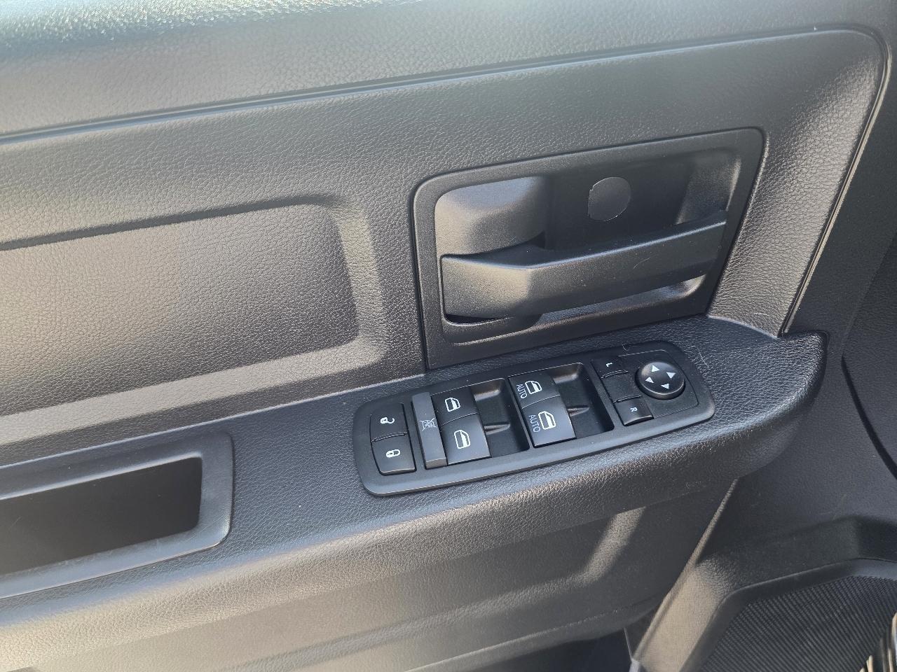 RAM 1500 4WD Quad Cab 140.5" ST 2015